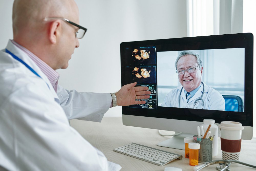 deux médecin qui se parlent en webcam