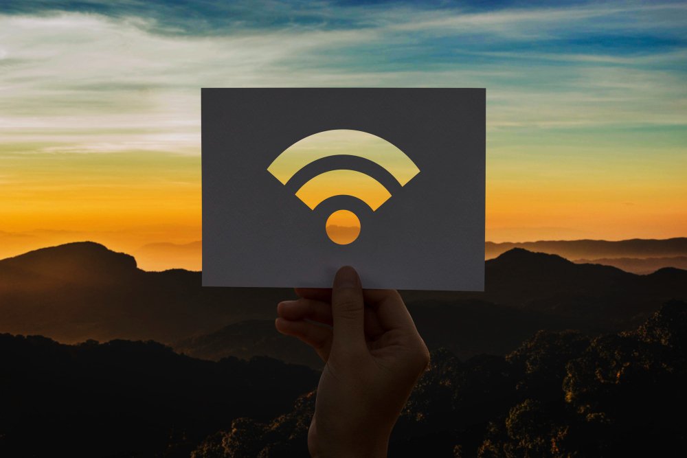 logo wifi devant un coucher de soleil