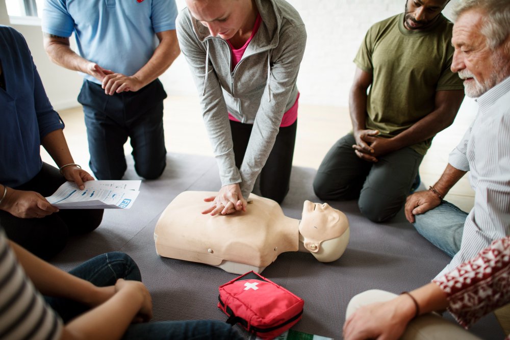 femme qui fait un massage cardique à un mannequin