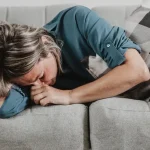 Une femme qui fait une crise d'angoisse
