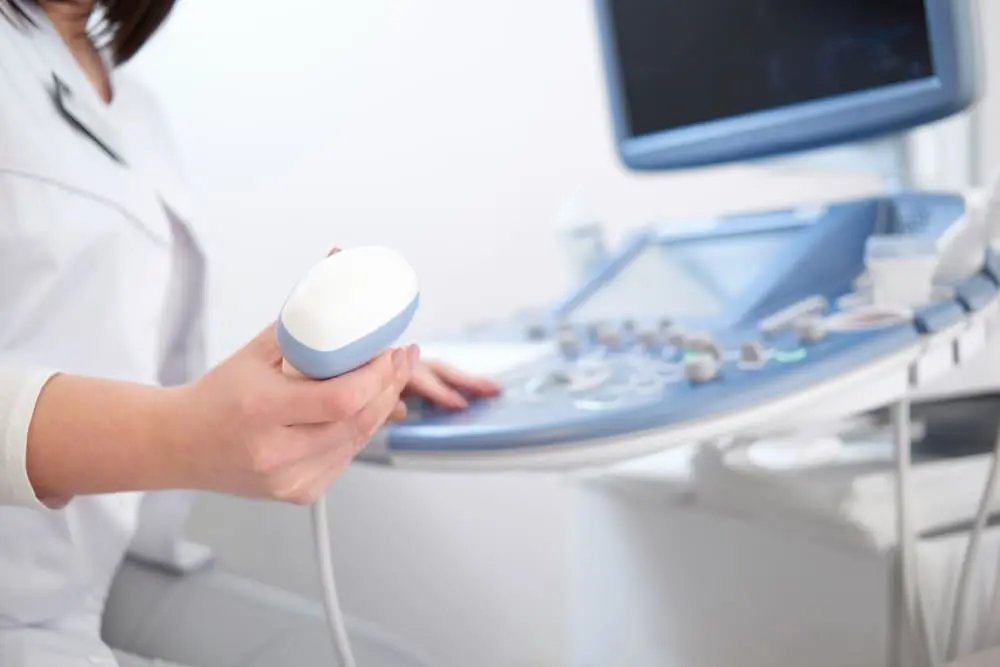 Un médecin qui utilise un écographe gynécologique