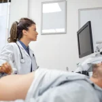 un homme réalise une Échographie